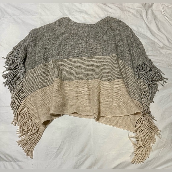 Vici fringe poncho - Picture 2 of 9